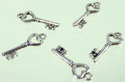 Pendentif en métal. Clé avec cœur. Dimension: +- 20x7mm. Couleur: Nickel Code: D02871 --- Cle avec coeur 20x7 Nickel---