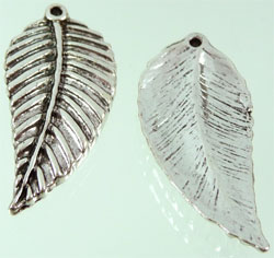 Pendentif en métal en forme de plumes. +- 35x17mm. Couleur: Argent vieux Code: D04278 --- Metal plume 35 x 17 Argent Vx.---