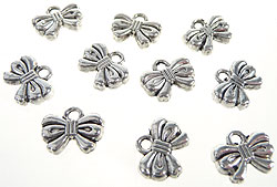 Pendentif, Breloque en métal en forme de nœud. Dimension: +- 12x10mm. Couleur Nickel. Code: D06557 --- Breloque Nœud 12 x 10mm. Nickel---
