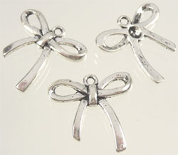 Pendentif, Breloque en métal en forme de nœud de +- 26x25mm. Couleur: Argent vieux Code: D08444 --- Papillon metal 26x25mm. Vx Argent---