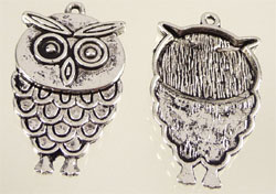 Pendentif, breloque de métal en forme de hibou. Dimension: +- 36x21mm. Couleur: Argent vieilli. Code: D08494 --- Hibou 36x21mm. Metal argent Vx.---