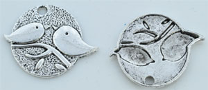Pendentifs/breloques de métal, plat, ovale et décoré avec oiseaux ± 29x25mm. Couleur: Argent vieilli Code: D08787 --- Breloque plat oval 29x25 oiseaux Vx.Argent.---