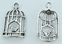 Pendentif, breloque de métal représentant une volière avec un oiseau. Dimension: +- 27x14mm. Couleur: Argent vieux Code: D08788 --- Voliere avec oiseau 27x14. Argent Vx.---