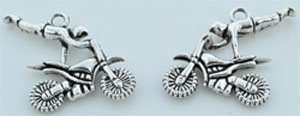 Pendentifs/breloques de métal, homme sur moto ± 25x21mm. Couleur: Argent vieilli Code: D08790 --- Metal, Homme moto 25x21. Vx argent---
