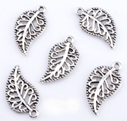 Pendentif métallique en forme de plus. Dimension: +- 35x17mm. Couleur: Argent vieux. Code: D09447 --- Plume 35x17 Argent vieux---