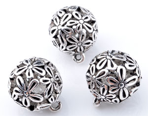 Pendentif/Breloque métallique, circulaire et décoré avec fleur. Dimension: +- 21x18mm. Couleur: Argent vieux Code: D09561 --- Breloque metal 21x18 Argent vx.---