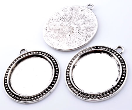 Pendentif, breloque de métal de dimension extérieure de +- 44x39mm. Destiné à recevoir une perles plate de +- 30mm.de diamètre ou pour couler résine ou Fimo. Couleur: Vieil argent. Code: D09578 --- Pendentif pour collage +-30mm. Argent Vx.---