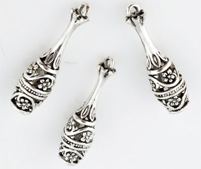 Breloque, pendentif en métal en forme de vase décoré Code: D09857 --- Vase metal 30x8mm. Vx. Argent---