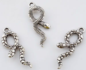 Pendentifs/breloques de métal, serpent décoré ± 35x11mm. Couleur: Argent vieilli Code: D09995 --- Metal serpent decore 35x11mm Vx.Argent---