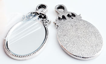 Pendentif, breloque en métal en forme de miroir à main. Grandeur: +- 54 x 28mm. Couleur: Argent Vx. Code: D10035 --- Breloque miroir 54 x 28mm. Argent Vx.---