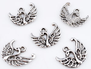 Pendentif, Breloque en métal en forme de cygne. Dimensions: +- 18x14mm. Couleur: Argent vieux Code: D10044 --- Breloque metal Cygne 18x14---