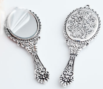 Pendentif, breloque en métal en forme de miroir à main. Grandeur: +- 74 x 26mm. Couleur: Argent Vx. Code: D10046 --- Breloque miroir 74 x 26mm. Argent Vx.---