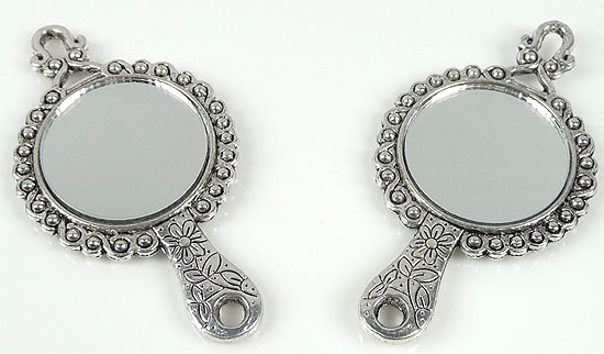 Pendentif, breloque en métal en forme de miroir à main. Grandeur: +- 70 X 38mm. Couleur: Argent Vx. Code: D10133 --- Breloque miroir 70 X 38mm. Argent Vx.---