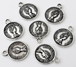 Pendentif en forme de pièce de monnaie de +- 16x13mm. Visage et inscription: Code: D10821 --- Queen Elizabeth the second 16x13---