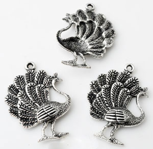 Pendentif en métal en forme de paon de +- 35 x 26 mm. Couleur: Argent vieux. Code: D10823 --- Pendentif Paon 35x26mm. Argent Vx.---