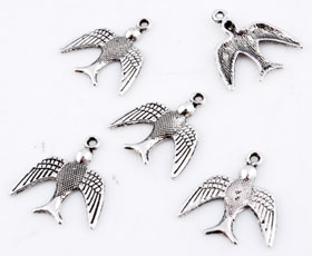 Breloque, pendentif en métal en forme d'oiseau. Dimension: +- 22 x 20mm. Œil: +- 1,5mm. Code: D11454 --- Oiseau metal 22x20mm.---