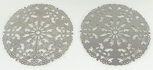 Pendentif/marque-pages de métal (acier inoxydable) filigrane circulaire décoré avec fleur, très mince ± 52mm. Couleur Nickel Code: D11583 --- Filigrane circulaire avec fleur, tres mince ± 52mm. Nickel---