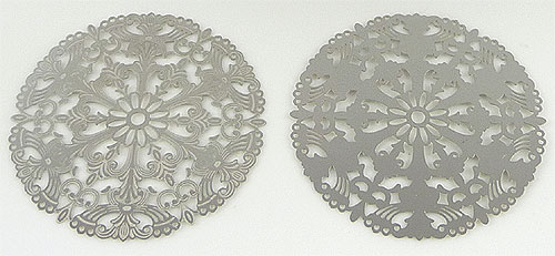 Code: D11583    --- Filigrane circulaire  avec fleur, tres mince  52mm. Nickel---