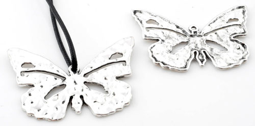 Pendentif, breloque en métal en forme de papillon décoré de +- 60 x 40 mm. de grandeur Œil: +- 2mm. Couleur: Argent Vieux. Code: D12332 --- Papillon metal 60x40 Vx Argent---