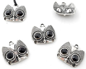 Pendentifs/entre-deux de métal, hibou avec strass ± 19x20,5mm (yeux ± 2mm et ± 1,5mm). Couleur: Noir Code: D13841 --- Hibou metal 20mm. Yeux Noirs---