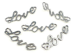 Pendentif, Entre-deux avec l'inscription LOVE. Dimensions: +- 40x15mm. Yeux: +- 2mm. Couleur: Argent Vx. Code: D14840 --- Pendentif Love Argent Vx.---