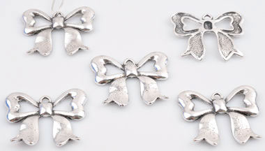 Pendentifs/breloques de métal noeuds ± 30x35mm (oeil ± 2,5mm). Couleur: Argent vieilli Code: D15464 --- Breloque metal noeud 30 x 35mm. Vx argent---