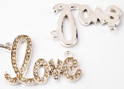 Pendentifs/entre-deux de métal, 'Love' avec strass ± 31x41mm (yeux ± 3mm). Couleur: Cristal Code: D15602 --- Leve avec Strass. 31x41mm. Cristal---
