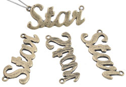 Pendentif, Breloque, entre-deux de métal avec l'inscription STAR. Dimensions: +- 15x35mm. Yeux: +- 1,5mm. Couleur: Vieux bronze. Code: D15607 --- Star 15x35 Bronze Vx.---