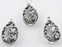 Pendentifs/breloques de métal goutte, style de baroque ± 27x15mm (oeil ± 1,5mm). Couleur: Argent vieilli Code: D15633 --- Goutte metal 27x15. Style baroque. Vx.Argent.---