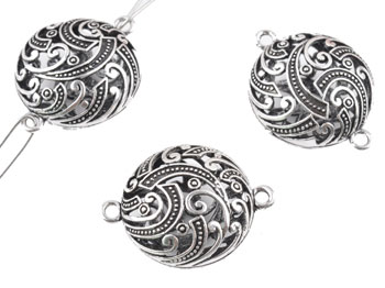 Pendentifs/entre-deux de métal rondelle, décorés ± 35x26mm (trou ± 2,5mm). Couleur: Argent vieilli. Code: D15635 --- Metal Rondelle decore 35x26mm. Vx.Argent---