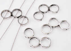 Séparateurs de métal, decorées ± 20x36mm avec 3 trous (± 1mm). Couleur: Argent Vx. Code: D15655 --- Separateur metal 20x36 Argent Vx. 3 trous---