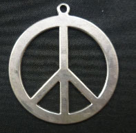 Pendentif en métal rigide en forme de Peace and Love. Diamètre extérieur: +- 40mm. Et +- 0,5mm pour l'anneau. Épaisseur: +-1mm. Idéal dans les colliers en Bois Code: PEACE --- Breloque métallique 44x40mm. Peace---