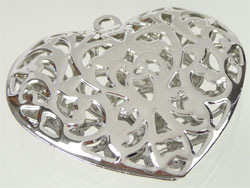 Pendentif cœur en métal. Dessin filigrane. Couleur Nickel. Dimensions: +- 56x53mm. Code: D02763 --- Cœur metal 56 x 53mm.---