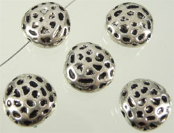 Perle de métal en forme plate et circulaire décorée de +- 11mm.de diamètre. Couleur: Nickel Code: D06326 --- Perle plate decoree 11mm. Nickel---