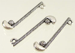 Pendentif, breloque de métal en forme de crosse de golf avec boule. Dimension: +- 32x8mm. Couleur: Argent vieux. Code: D08154 --- Crosse Golf avec boule 32x8mm.---