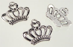Pendentif, Breloque en métal en forme de couronne. Dimension: +- 22x18mm. Couleur: Argent vieux Code: D08490 --- Couronne +- 22x18mm. Argent vieux---