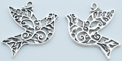 Pendentif, breloque en métal en forme de colombe. Dimension: +- 38x33mm. Couleur: Argent vieux Code: D08895 --- Colombe metal 38x33---