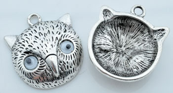 Pendentif,breloque de métal en forme de tête d'hibou de +- 32 x 27mm. Couleur: Argent Vx Code: D08989 --- Tete Hibou 32x27 Argent Vx.---