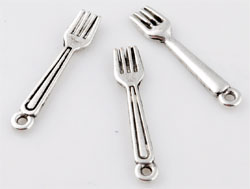 Fourchette en métal avec anneau. Couleur: argent vieux. Dimensions: +-24x5mm. Code: D09270 --- Fourchette metal 24x5mm. Argent Vx.---