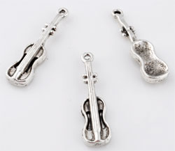 Pendentif, breloque en métal en forme de guitare de +- 26 x 7mm. Couleur: Argent vieux. Code: D09287 --- Breloque guitare 26 x 7mm. Argent Vx.---