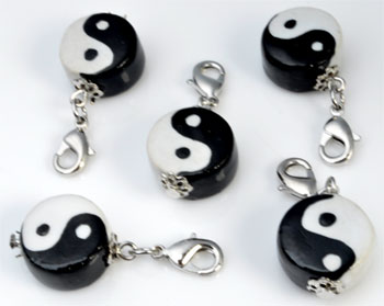 Perle en porcelaine, plate et ciculaire. Avec fermoir. Dimension: +- 32x15mm. Fermoir: +- 12x7mm. Couleur: Noir/Blanc Code: D09416 --- Porcelaine noir-blanc et fermoir---