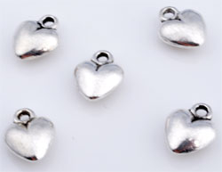 Pendenteif, breloque métlaique en forme de cœur de +- 14 x 8mm. Couleur: Argent vieux. Code: D09454 --- Pendentif coeur 14x8mm. Argent Vx.---