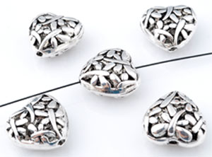 Perle métallique en forme de cœur décoré de +- 15mm. Couleur: Argent vieux. Code: D09568 --- Metal coeur decore 15mm Argent Vx---