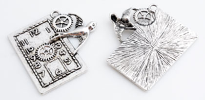 Pendentifs/breloques de métal, pendule avec oiseau ± 40mm. Couleur: Argent vieilli Code: D10140 --- Pendule avec oiseau 40mm. Vx. Argent---