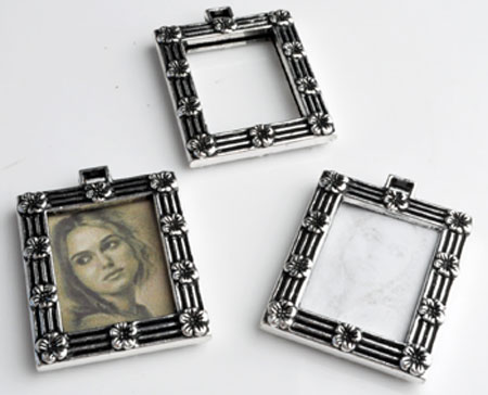 Pendentif, breloque de métal, cadre pour photo décoré de +- 476 x 35mm. Couleur: Argent vieux. Code: D10379 --- Cadre photo decore 46x35 Argent Vx.---