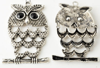 Pendentif, breloque en métal en forme de Hibou garni de strass. Dimension: +- 68x45mm. Couleur: Argent vieux Code: D10750 --- Pendentif Hibou avec strass 68x45---