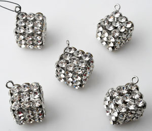 Pendentif, breloque de métal en forme de cube avec des strass de cristal. Dimension: +- 21x13mm. Code: D10768 --- Breloque cube metal strass 21x13---