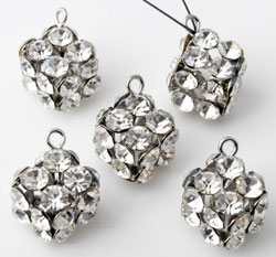 Pendentif, breloque de métal en forme de cube avec des strass de cristal. Dimension: +- 17x12mm. Code: D10769 --- Breloque cube metal strass 17x12---