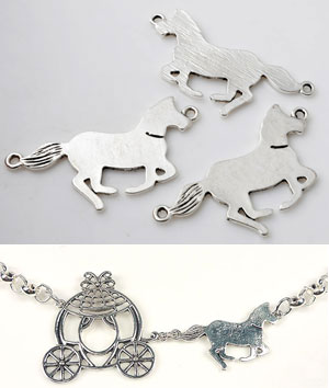 Pendentif métallique, entre-deux, Forme de cheval. Dimension: +- 42x19mm. (Œil: +- 1,7mm). Couleur Argent vieux Code: D10846 --- Pendentif cheval 42x19---