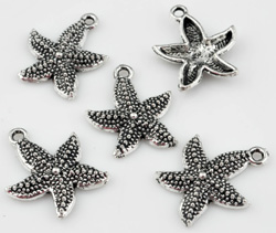 Pendentif, breloque de métal en forme d'étoile de mer. Dimension: +- 23x19mm. Œil: +- 2mm. Couleur: Argent Vx. Code: D11304 --- Etoile de mer 23x19 Argent Vx---